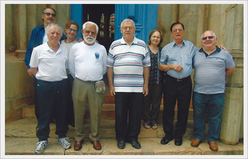 Mariano Lopes, pres. da AEALAC, sua esposa Ineide Lopes, João Bosco, Padre Venuto, anfritrião Padre Lauro, Mariza Ferreira, seu marido Antônio Ferreira Neto e Pedro, parte da turma veio no Caraça.