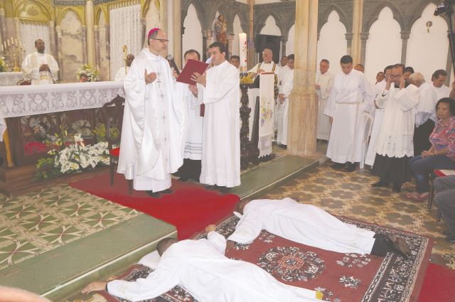 Momento da prostração: os eleitos deitam-se, sinal de sua total entrega a Deus