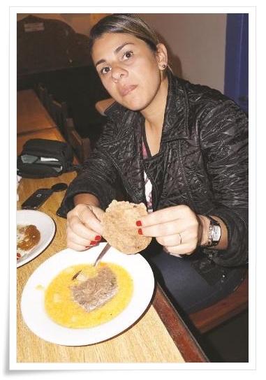 Um dos “pratos” mais apreciados foi o Ragu de Cordeiro, acompanhado com Pão Ázimo. O Ragu é um molho tradicional à base de carne cozida, muito usado na cozinha francesa e italiana. E, para dar mais identidade ao prato, foi elaborado com a carne do cordeiro. Já o Pão Ázimo (Matzá, em hebraico) até hoje é feito sem fermento, como os israelitas fizeram antes da fuga do Antigo Egito, por que não havia tempo de esperar até a massa fermentar.