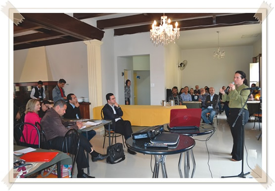 A cidade de Caeté recebeu o Seminário “Cultura, Produção Alimentar e outras Manifestações Culturais - Do Entre Serras para o Entre Serras”. O evento teve o objetivo de divulgar e promover a gastronomia, produção agrícola, cultura e turismo regional com base nos primórdios da cozinha mineira. Acima, palestra da especialista em gatronomia Vani Pedrosa.