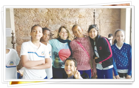 Alunos no museu. Muita descontração e alegria em conhecer um pouco de nossa história.